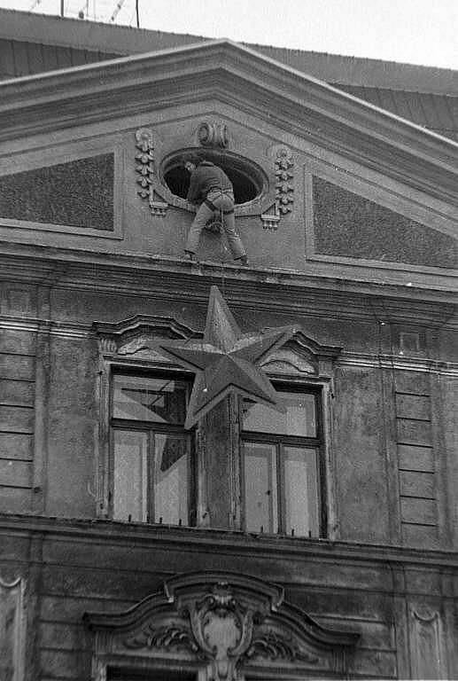 Odstraňování symbolů komunismu z olomouckých domů