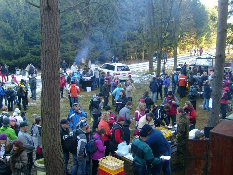 Silvestra na Kamenné boudě u Velkého Újezda si užívaly skoro tři tisíce lidí