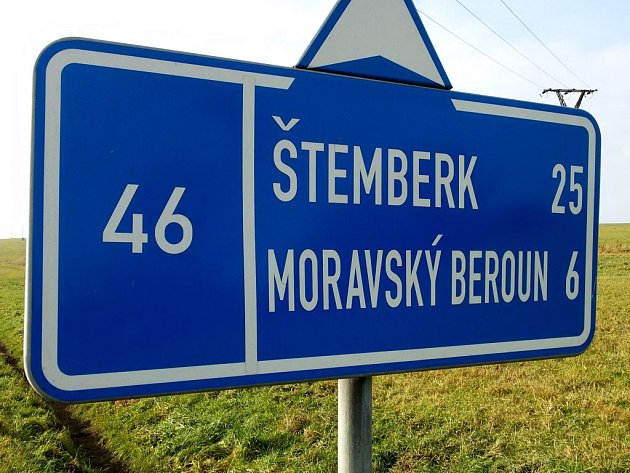 Směrovka na hlavním tahu z Opavy na Olomouc po silnici I/46. Snímek z 9. listopadu 2014