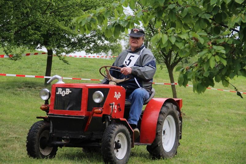 Jezdců se na startovní listině soutěže Traktor cup sešlo sedm. Už tradiční akce je součástí místních hodů.