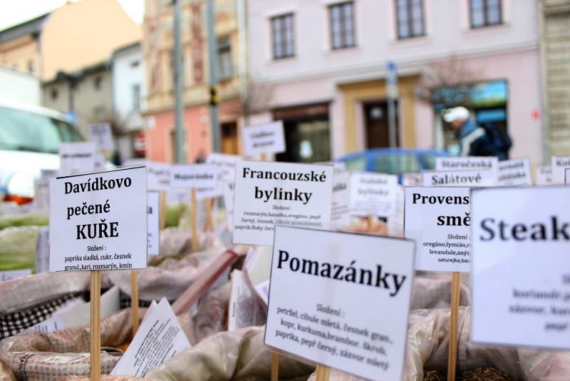 Originální moučníky z tvarůžkové cukrárny, pečivo, ale třeba i ovocné stromky a růže nabídl v sobotu 13. dubna další z Venkovských trhů ve Šternberku na Olomoucku.