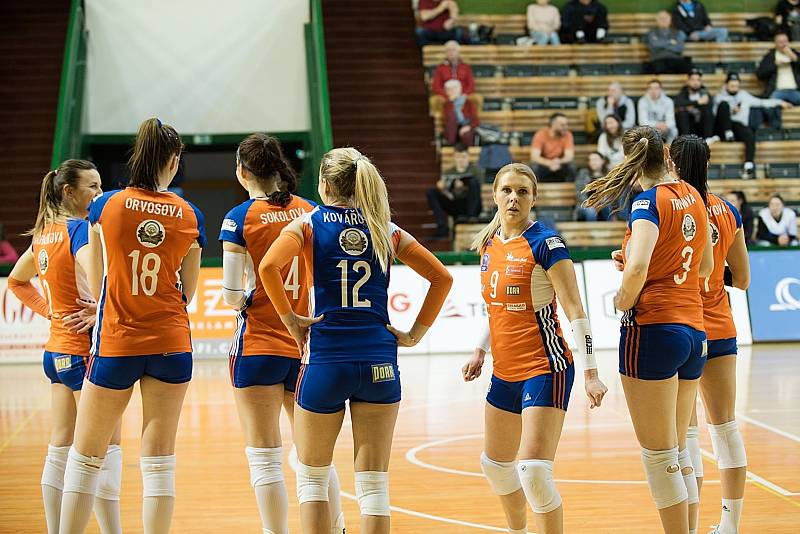 Olomoucké volejbalistky (v oranžovém) porazily Liberec 3:0.