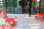 Návštěvníci Červeného kostela už mohou využívat novou kavárnu a posedět u šálku kávy ve foyer nebo zahradě. Září 2023