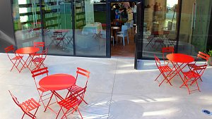 Návštěvníci Červeného kostela už mohou využívat novou kavárnu a posedět u šálku kávy ve foyer nebo zahradě. Září 2023