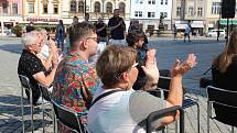 Umělci z Moravského divadla ve čtvrtek dopoledne vystoupili na Horním náměstí v Olomouci. Obyvatelé a návštěvníci města se tam dozvěděli informace o připravovaných premiérách a novinkách.