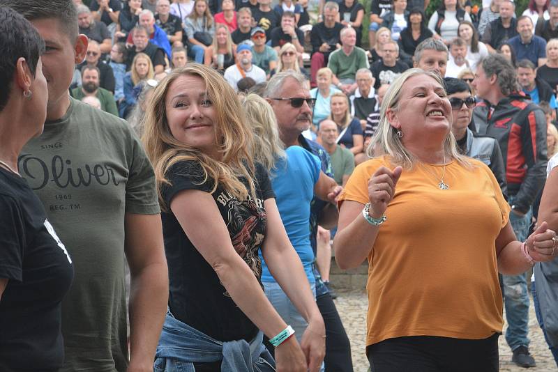 Festival Hanácké Woodstock, který se konal v sobotu odpoledne ve Velké Bystřici, přitáhl davy lidí. Na koncertě Vašo Patejdla se pod pódiem i tančilo.