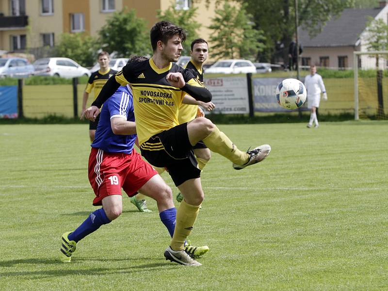 Fotbalisté Nových Sadů (ve žlutém) prohráli s Valašským Meziříčím 2:4