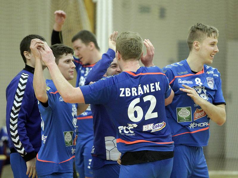 Litovelští házenkáři (v modrém) porazili Jičín 31:24