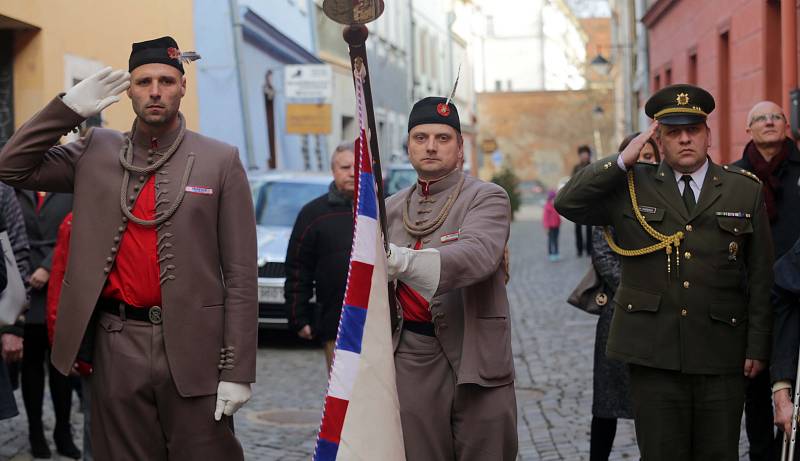 Odhalení pamětní desky Václavu Morávkovi, hrdinovi protinacistického odboje a členu skupiny Tři králové, na domě v Šemberově ulici v centru Olomouce, kde žil během své vojenské služby