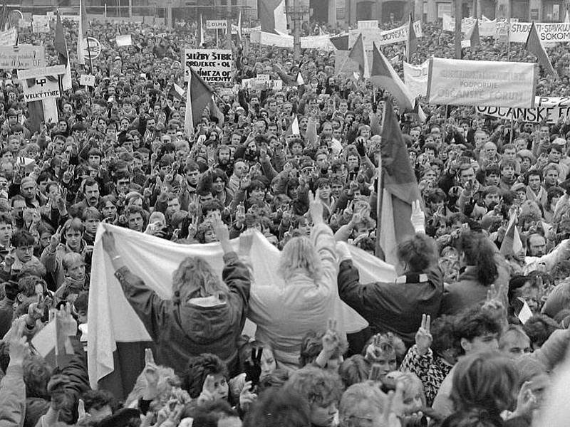 Demonstrace na náměstí Míru (dnes Horní náměstí). Listopad 1989 v Olomouci