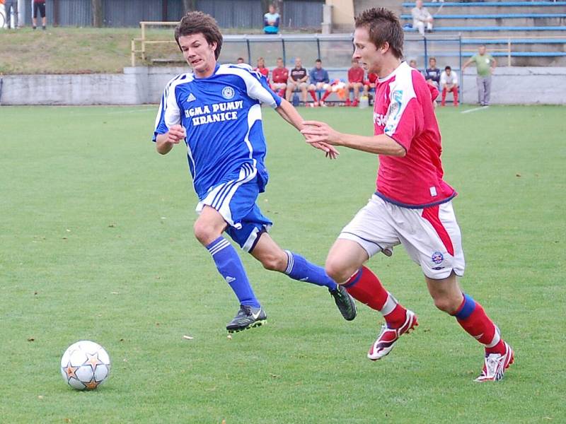 Záložník SK Sigma B Marek Šichor (vlevo) a Jan Urban z Brna. 