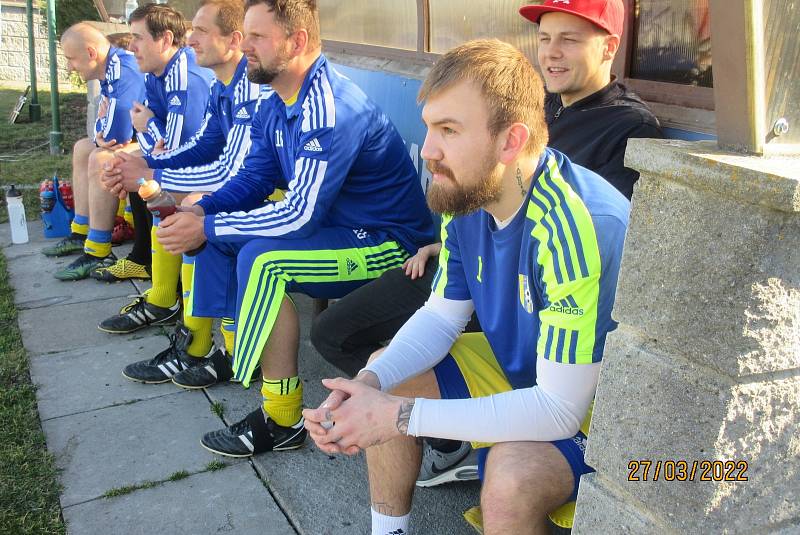 Fotbalisté Kovalovic (v modrém)