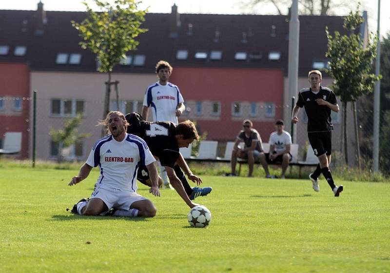 Fotbalisté Holice B (v černém) vs. Dolany