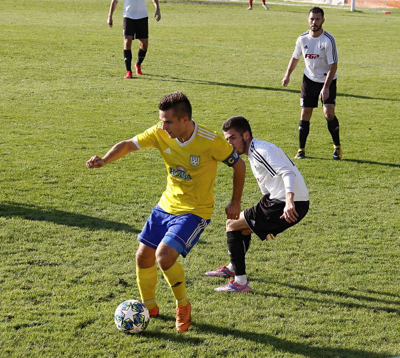 Fotbalisté Holice (v bílém) porazili Šumperk 2:1.