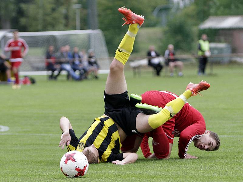 Fotbalisté Nových Sadů (v černo-žlutém) podlehli Ústí 0:7
