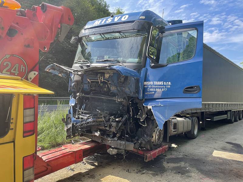 Na odstavném parkovišti u Lipiny se stala tragická nehoda, 11. června 2021 - odvoz kamionu, do kterého nabourala fabia s mladými lidmi