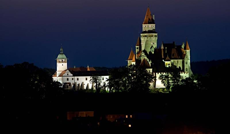 Nasvícený hrad Bouzov