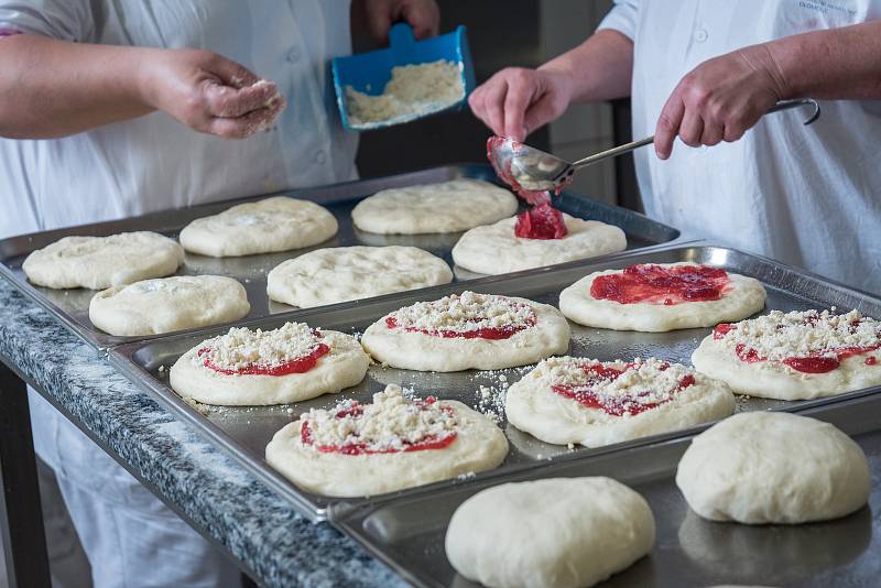 Pacienti hospitalizovaní ve Fakultní nemocnici Olomouc, jejichž zdravotní stav umožňuje podávat jim běžné pokrmy bez zvláštních dietních omezení, si mohou od 9. září volit jeden ze tří nabízených obědů.