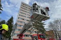 Hasiči v Olomouci zachránili studenty z 10. patra vysokoškolských kolejí, kde hořelo. Naštěstí jen cvičně.