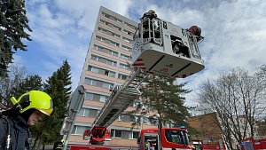 Hasiči v Olomouci zachránili studenty z 10. patra vysokoškolských kolejí, kde hořelo. Naštěstí jen cvičně.