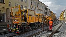 Rekonstruovaná ulice 1.máje v Olomouci se třese - na kolejích řádí podbíječka