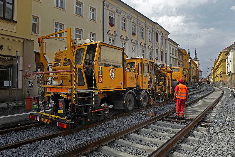 Rekonstruovaná ulice 1.máje v Olomouci se třese - na kolejích řádí podbíječka