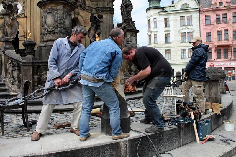 Restaurátoři pracují na Sloupu Nejsvětější Trojice v Olomouci