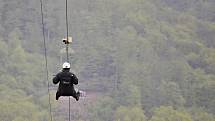 Lanový skluz zipline přes Šumenské údolí ve Sport areálu Klíny v Krušných horách