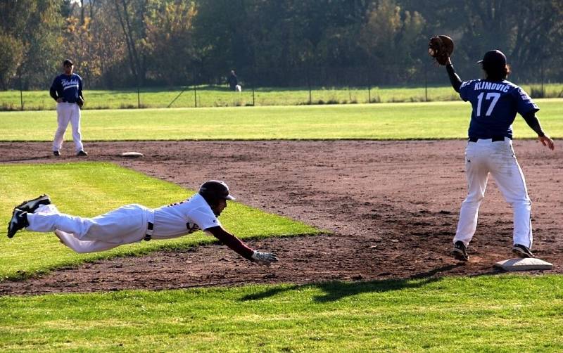 Olomoučtí baseballisté (v bílém) porazili v baráži Hlubokou nad Vltavou 3:1 na zápasy a zachránili se v extralize.