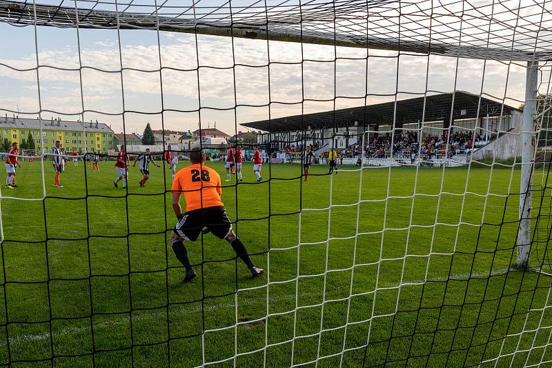 Fotbalisté Hodolan (v pruhované) porazili Červenku 5:1. Ilustrační foto