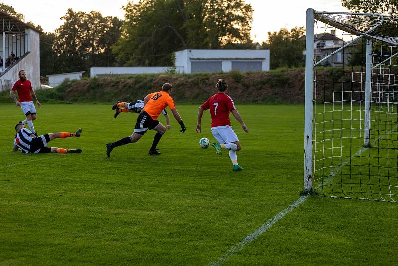 Fotbalisté Hodolan (v pruhované) porazili Červenku 5:1