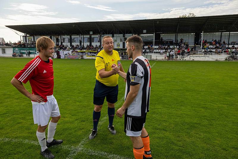 Fotbalisté Hodolan (v pruhované) porazili Červenku 5:1