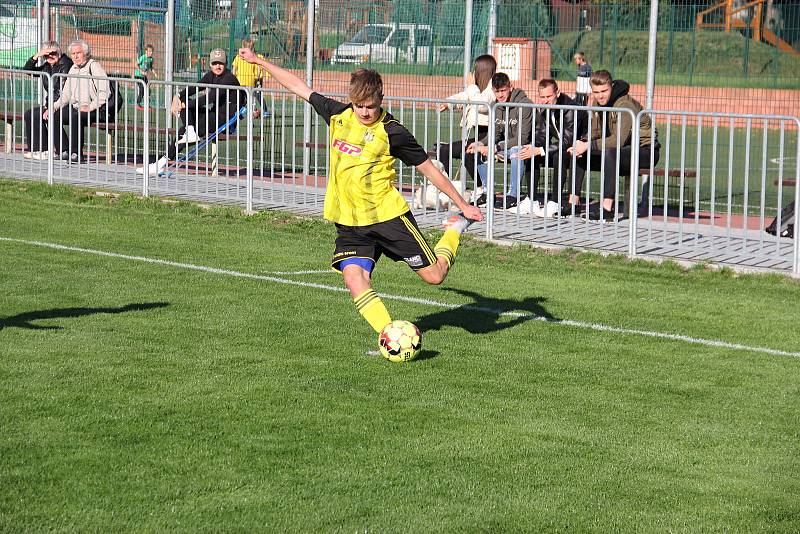 Nové Sady (ve žlutém) prohráli v olomouckém divizním derby s 1. HFK Olomouc doma 3:4.