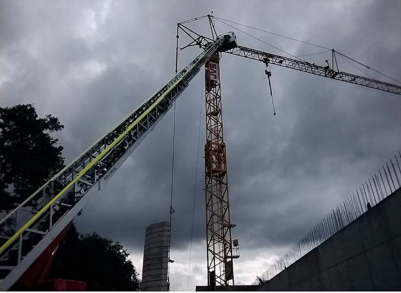 Hasiči v Olomouci zachraňovali jeřábníka, který omdlel v kabině stroje ve výšce 20 metrů nad zemí