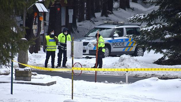 Policejní hlídka u Skřítku v Jeseníkách, 13. března 2021