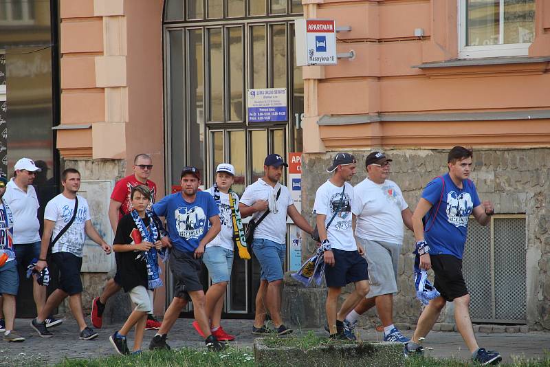 Fanoušci ostravského Baníku pod dohledem policistů rychle vyráží k Andreho stadionu. Jejich vlak měl totiž hodinu a půl zpoždění. Foto: Tomáš Siřinek