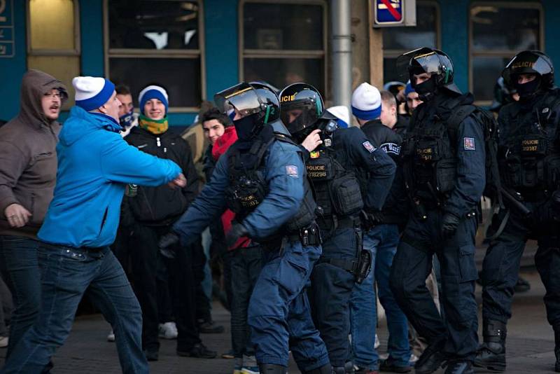 Fanoušci Baníku na olomouckém nádraží