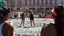 Beach-volejbalová show olomouckých a šternberských volejbalistek na olomouckém Horním náměstí