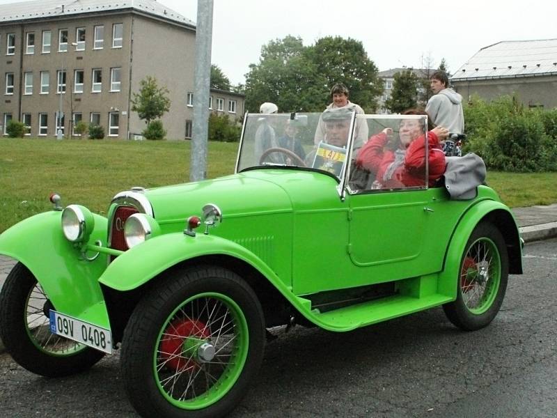 Bílý kámen - 1. září 2012: Bílého kamene se kromě nadšenců z řad cyklistů i pěších letos poprvé zúčastnily i historické vozy. Kvůli špatnému počasí jich vojenským areálem projela pouze hrstka.