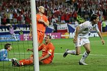 červen 2004. Vladimír Šmicer dává třetí gól do holandské sítě. Češi pod Brücknerovým vedením otočili z 0:2 na 3:2
