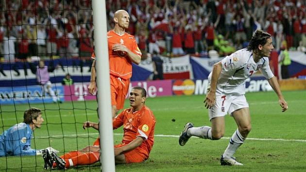 červen 2004. Vladimír Šmicer dává třetí gól do holandské sítě. Češi pod Brücknerovým vedením otočili z 0:2 na 3:2