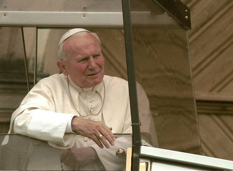Papež Jan Pavel II. v papamobilu projíždí v Olomoucí