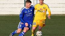 23 Karol Karlík (Jihlava), 16 Jakub Rolinc (Olomouc). Tipsportliga - Sigma Olomouc (v modrém) vs. Jihlava