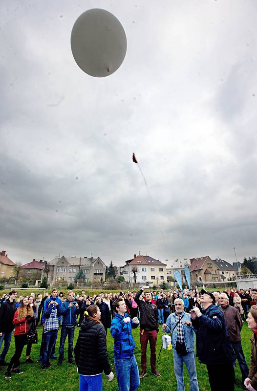 Studenti hejčínského gymnázia spolu s Hanáckým radioklubem vypustili balónovou sondu do stratosféry.