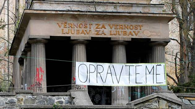 Jihoslovanské mauzoleum v Bezručových sadech s výmluvným transparentem