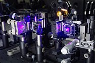 Jednotlivé fotony jsou generovány prostřednictvím nelineárních optických jevů