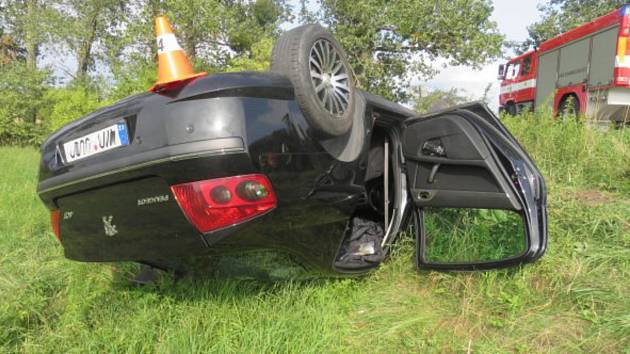 Opilá řidička převrátila Peugeot 407 na střechu