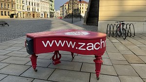 V Olomouci budí pozornost červená piana. Jedná se o petiční stánky, které umístili do ulic filharmonici. Nesouhlasí s chystaným sloučením Moravské filharmonie a Moravského divadla.