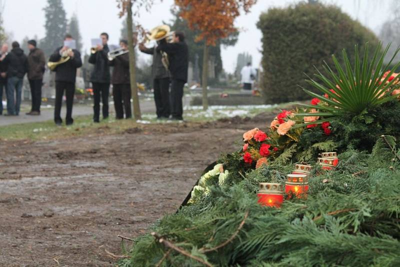 Pietní akt k uložení části kosterních ostatků, které našli archeologové během průzkumu v rámci rekonstrukce Pavilonu A Výstaviště Flora Olomouc.