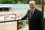 Premiér Bohuslav Sobotka v olomoucké zoo pokřtil mládě zebry